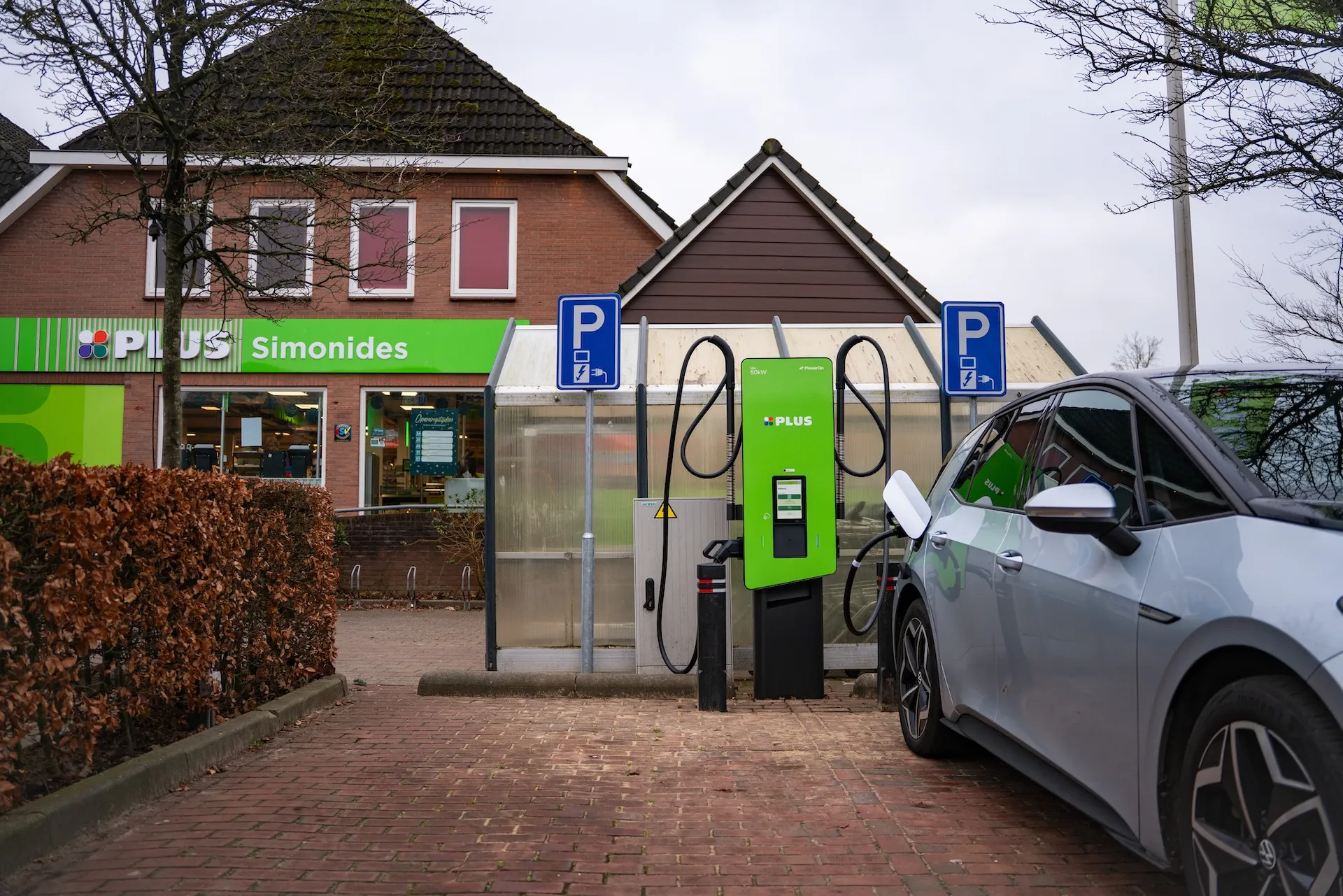 PowerGo Installs 50 kW Fast Chargers at PLUS Supermarkets in Northern Netherlands