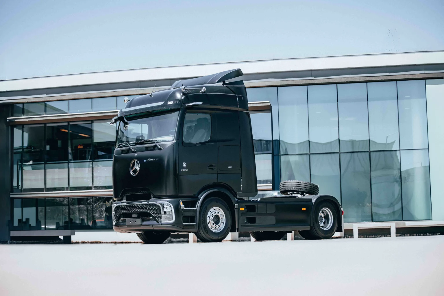 Mercedes-Benz Delivers First eActros 600 Electric Long-Haul Truck In Chile