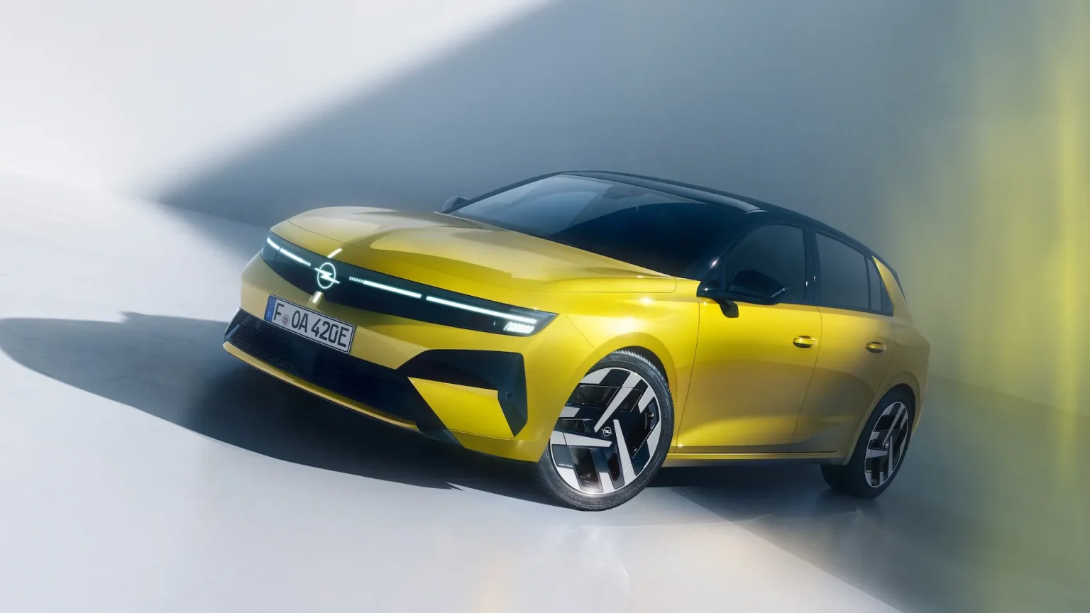 Updated Opel Astra Electric Offers 454 km Range and V2L, Priced From €37,990