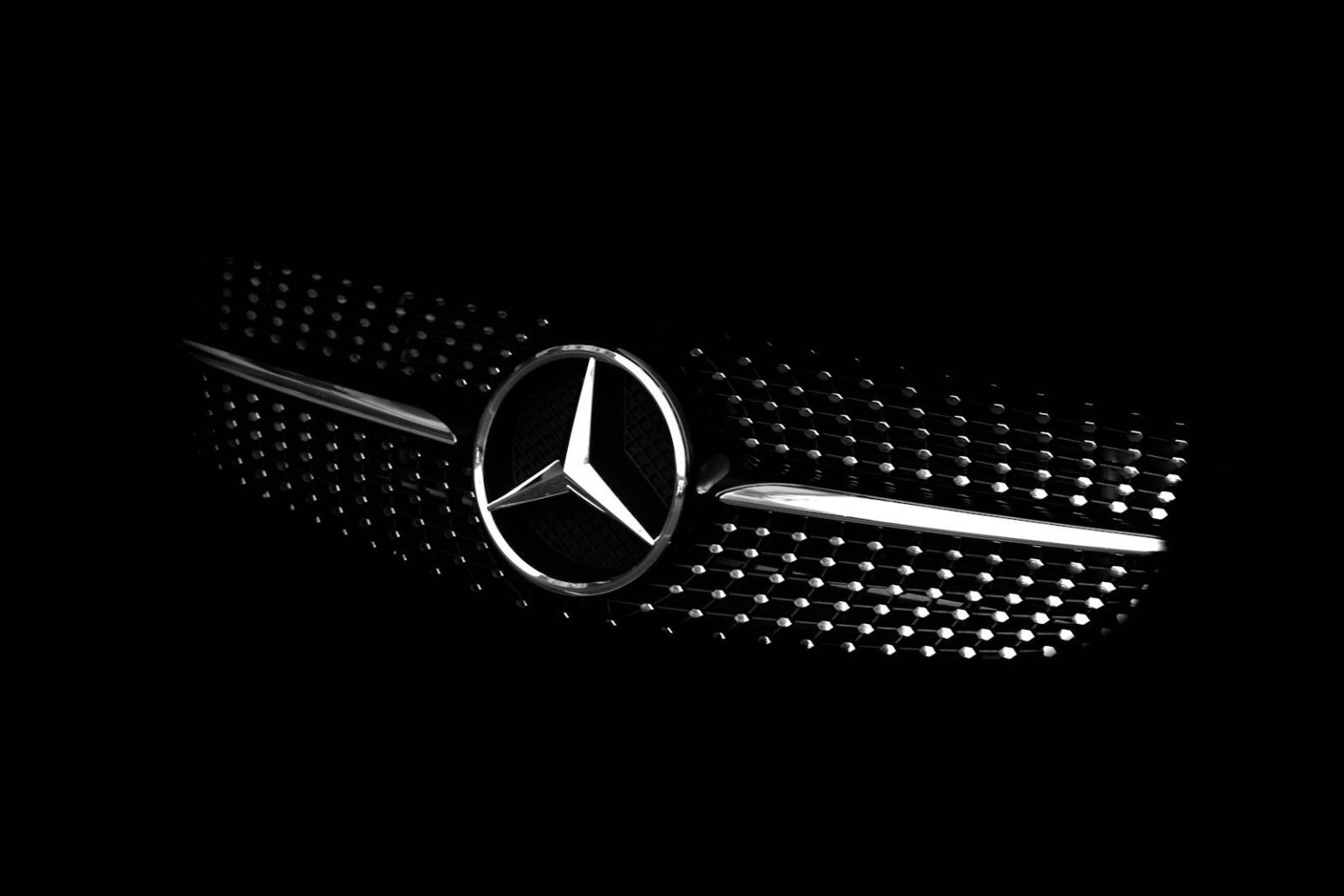 Mercedes-Benz and Geely Hold Early Talks on Potential China Collaboration black and white mercedes benz logo