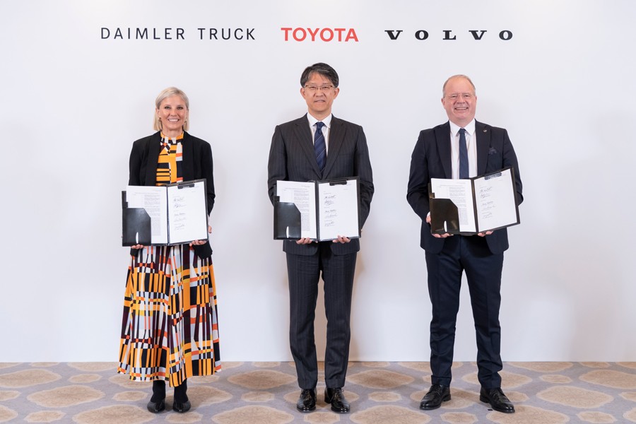 Toyota Plans to Join Cellcentric Fuel Cell Venture With Daimler Truck and Volvo Group