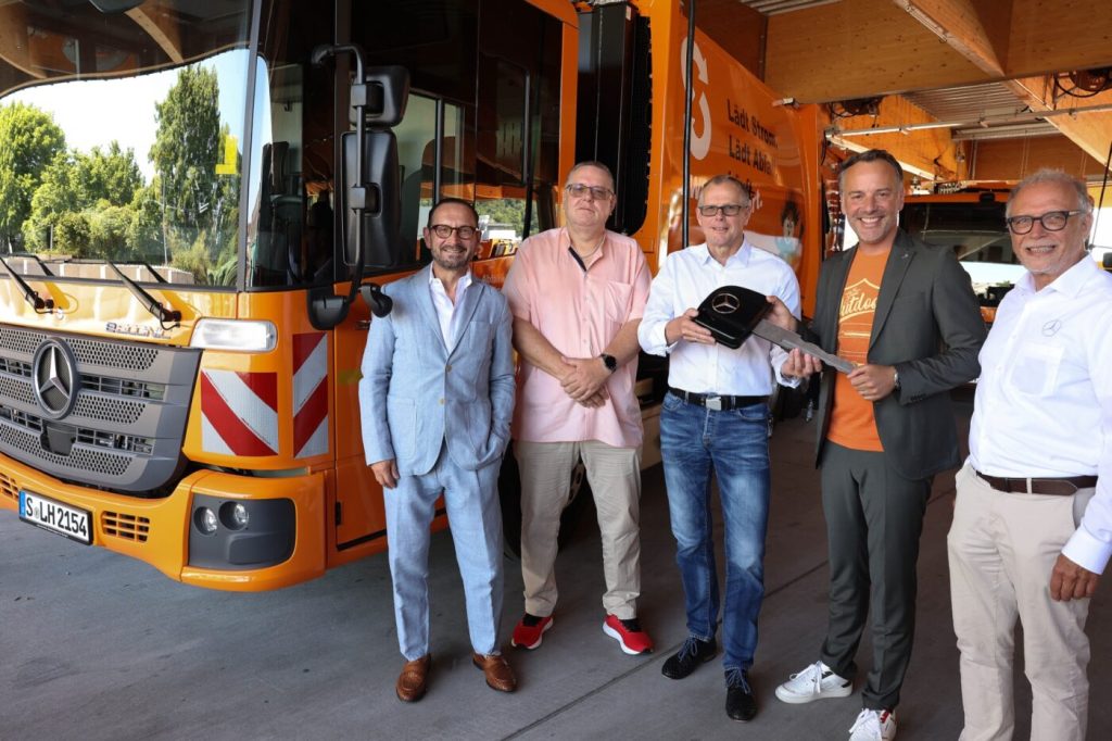 Mercedes-Benz Trucks Delivers First eEconic Electric Refuse Trucks to Stuttgart