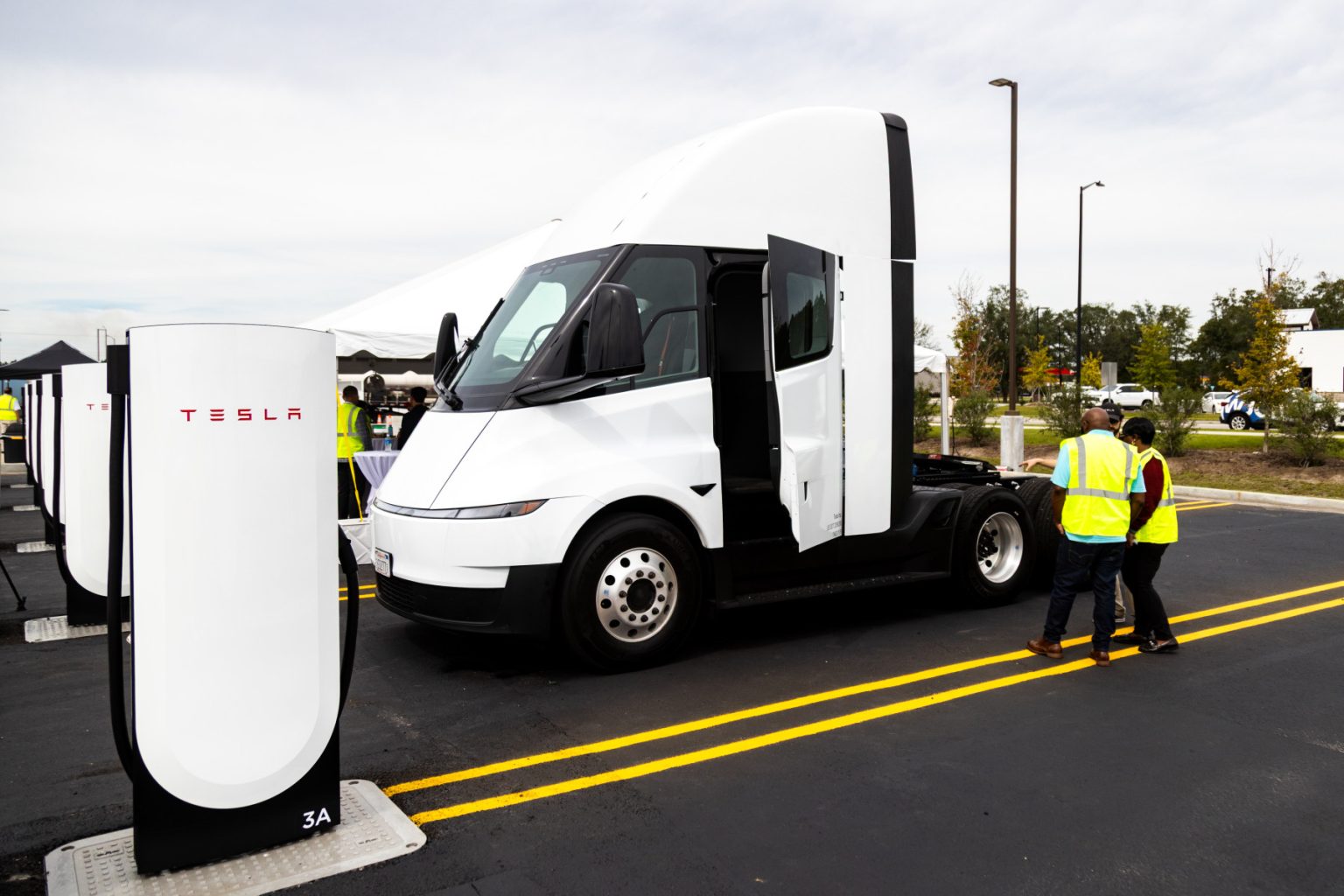 Pilot and Tesla Open First Megacharger Site for Electric Trucks in Georgia